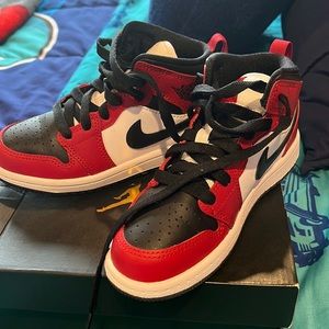 Jordan 1 Mids- black and red